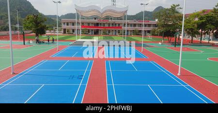 Guangzhou. 28th Mar, 2023. Questa foto scattata il 5 ottobre 2022 mostra un terreno sportivo ristrutturato di una scuola elementare nella città di Zhen'an di Yunfu, nella provincia di Guangdong, nel sud della Cina. PER ANDARE CON 'attraverso la Cina: Rinnovato campo sportivo accoglie gli scolari più felici nella zona rurale' credito: Xinhua / Alamy Live News Foto Stock