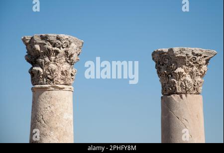 Resti della Chiesa Bizantina (530 d.C.), della Cittadella, di Amman, di Giordania - colonne e capitelli tratti da precedenti costruzioni romane Foto Stock