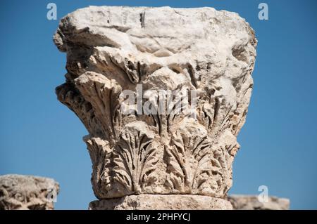 Resti della Chiesa Bizantina (530 d.C.), della Cittadella, di Amman, di Giordania - colonne e capitelli tratti da precedenti costruzioni romane - Foto Stock