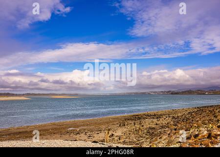 Vista dalla spiaggia di Fort Belan a Caernarfon lungo lo stretto di Menai. Dinas Dinlle, Caernarfon, Gwynedd, Galles settentrionale, Regno Unito, Regno Unito Foto Stock