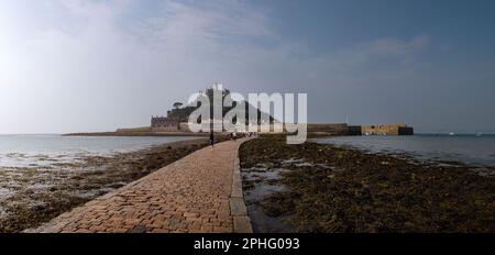 Si affaccia sulla strada sopraelevata del Monte Cornovaglia di San Michele da Marazion Beach in Inghilterra Foto Stock