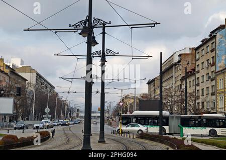 Infrastrutture urbane e traffico dal Ponte di Leone alle vicinanze della stazione ferroviaria di Sofia, Bulgaria Foto Stock