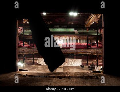 Dal palcoscenico del lungo abbandonato Hulme Hippodrome Theatre a Manchester, un vecchio edificio tristemente in riparazione. Foto Stock