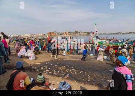 Dakar, Senegal. 18 agosto 2019: Donne che comprano e vendono pesce appena sbarcato sulla spiaggia a Dakar, Senegal, Africa occidentale Foto Stock