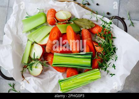 Verdure fresche ed erbe per brodo sul fuoco table.selective Foto Stock