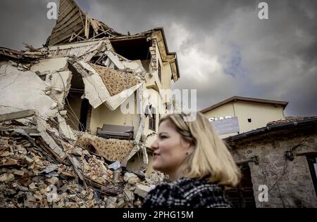 HATAY - Liesje Schreinemacher, ministro del Commercio estero e della cooperazione allo sviluppo, durante una visita di lavoro nella zona sismica della Turchia. La visita è dedicata agli aiuti umanitari e alla ricostruzione. ANP ROBIN VAN LONKHUIJSEN olanda fuori - belgio fuori Foto Stock