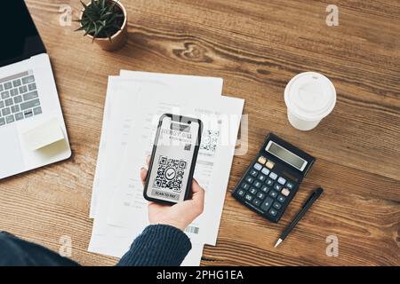 Donna che esegue la scansione del codice QR dalla bolletta energetica per effettuare il pagamento utilizzando un sistema di pagamento rapido e sicuro e un lettore di codici smartphone. Donna di affari che paga le fatture usando Foto Stock