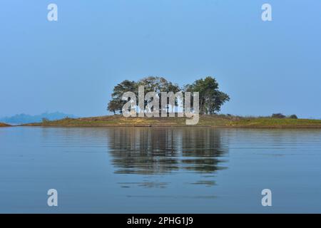 Una piccola isola lacustre a Damboor . Con acqua limpida e riflesso di alberi in una giornata di sole . Foto Stock