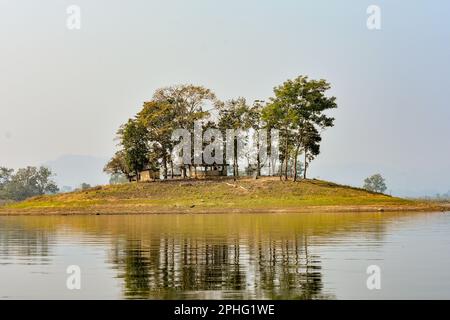 Una piccola isola lacustre a Dumboor . Con acqua limpida e riflesso di alberi in una giornata di sole . Foto Stock