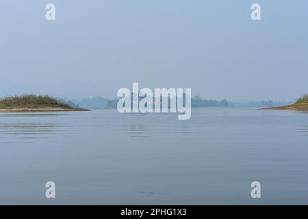 Una piccola isola lacustre a Damboor . Con acqua limpida e riflesso di alberi in una giornata di sole . Foto Stock