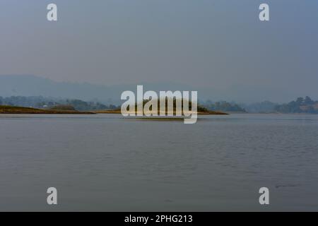 Una piccola isola lacustre a Dumboor . Con acqua limpida e riflesso di alberi in una giornata di sole . Foto Stock