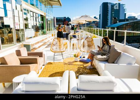 Città del Capo, Sud Africa - 15 novembre 2022: Mobili da patio all'aperto sul posto sul tetto Foto Stock