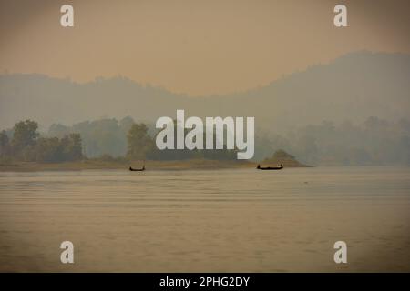 Lago Dumboor in Tripura con barche d'acqua chiara e montagne sullo sfondo. Foto Stock