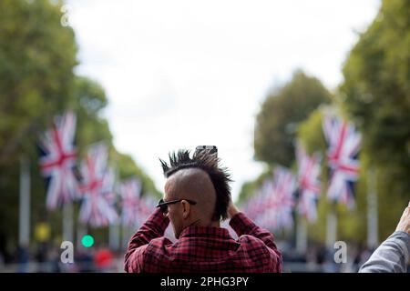 Una persona scatta una fotografia del Mall, che conduce a Buckingham Palace, a Londra il 1st ° Sabato dopo il funerale della Regina Elisabetta II Foto Stock