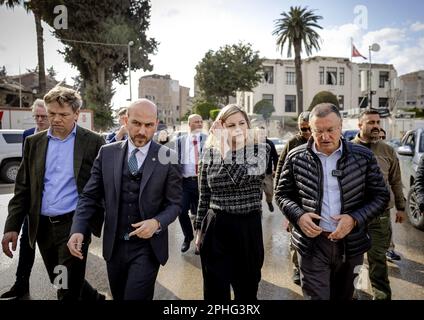 HATAY - Liesje Schreinemacher, ministro del Commercio estero e della cooperazione allo sviluppo, durante una visita di lavoro nella zona sismica della Turchia. La visita è dedicata agli aiuti umanitari e alla ricostruzione. ANP ROBIN VAN LONKHUIJSEN olanda fuori - belgio fuori Foto Stock