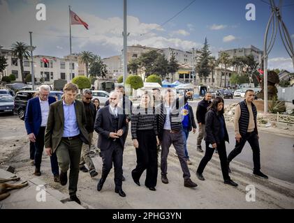 HATAY - Liesje Schreinemacher, ministro del Commercio estero e della cooperazione allo sviluppo, durante una visita di lavoro nella zona sismica della Turchia. La visita è dedicata agli aiuti umanitari e alla ricostruzione. ANP ROBIN VAN LONKHUIJSEN olanda fuori - belgio fuori Foto Stock