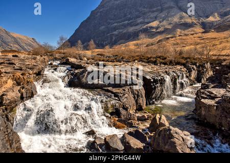 Glen Coe Highland Scotland Vista delle cascate del fiume Coe Foto Stock