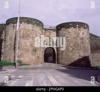 PUERTA DE SAN PEDRO TAMBIEN LLAMADA LA TOLEDANA EN LA MURALLA ROMANA - FOTO AÑOS 00 SIGLO XXI. LOCALITÀ: MURALLAS ROMANAS DE LUGO. LUGO. SPAGNA. Foto Stock