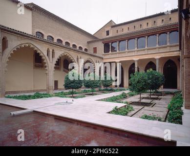 PATIO DE SANTA ISABEL DE LA ALJAFERÍA DE ZARAGOZA. LOCALITÀ: ALJAFERIA-CORTES ARAGON. SARAGOZZA. Saragozza Saragozza. SPAGNA. Foto Stock