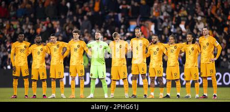 ROTTERDAM - minuto di silenzio in memoria di Thijs Slegers. lr) Denzel Dumfries, Georginio Wijnaldum, Olanda Steven Berghuis, Olanda Mats Wieffer, olandese Jasper Cillessen, olandese Matthijs de ligt, olandese Virgil van Dijk, olandese Memphis Depay, olandese Xavi Simons, olandese Nathan Ake, olandese, WOUT Weghorst of Holland durante la partita di qualificazione del Campionato europeo UEFA tra i Paesi Bassi e Gibilterra allo stadio di Feyenoord de Kuip il 27 marzo 2023 a Rotterdam, Paesi Bassi. ANP PIETER STAM DE JONGE Foto Stock