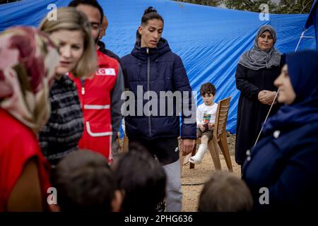 HATAY - Liesje Schreinemacher, ministro del Commercio estero e della cooperazione allo sviluppo, durante una visita di lavoro nella zona sismica della Turchia. La visita è dedicata agli aiuti umanitari e alla ricostruzione. ANP ROBIN VAN LONKHUIJSEN olanda fuori - belgio fuori Foto Stock