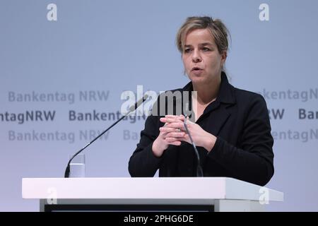 Duesseldorf, Germania. 28th Mar, 2023. Mona Neubaur, ministro dell'Economia della Renania settentrionale-Vestfalia, si rivolge agli ospiti dell'NRW Bankentag. La NRW Bankentag è un'azienda della NRW. Credit: David Young/dpa/Alamy Live News Foto Stock