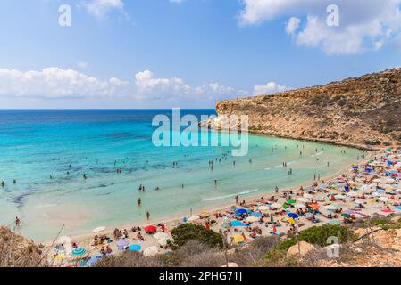 Isola dei Conigli (isola di coniglio) e la sua bellissima spiaggia con acqua di mare turchese. Lampedusa, Sicilia, Italia. Foto Stock