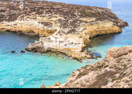 Isola dei Conigli (isola di coniglio) e la sua bellissima spiaggia con acqua di mare turchese. Lampedusa, Sicilia, Italia. Foto Stock