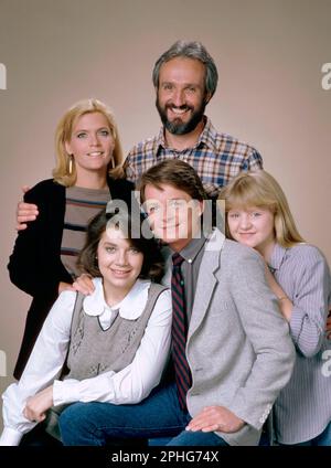 MICHAEL J. FOX, JUSTINE BATEMAN, TINA YOTHERS, MEREDITH BAXTER E MICHAEL GROSS IN FAMILY CRIES (1982), REGIA DI SAM WEISMAN. Credito: TELEVISIONE DI PARAMOUNT / Album Foto Stock