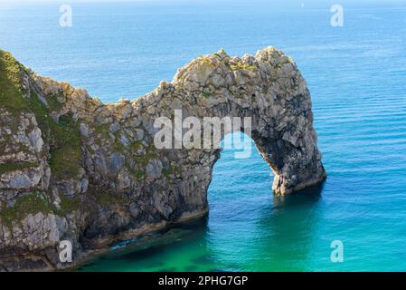 Durdle porta arco naturale con la sua baia e la spiaggia. Acque cristalline vicino a Lulworth, Jurassic Coast, Dorset, sud dell'Inghilterra. Foto Stock