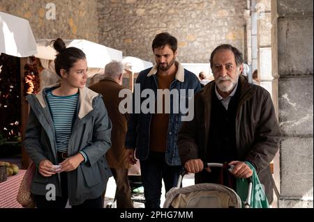 RAMON BAREA, LAIA COSTA e MIKEL BUSTAMANTE in NINNANANNA (2022) -titolo originale: CINCO LOBITOS-, regia di ALAUDA RUIZ DE AZUA. Credit: Encanta Films / Sayaka Producciones / Album Foto Stock