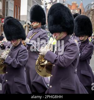 Cambio della guardia al Castello di Windsor, con supporto musicale in questo giorno dalla Band of the Scots Guards. Foto Stock