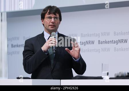 Duesseldorf, Germania. 28th Mar, 2023. Marcus Optendrenk, ministro delle Finanze della NRW, interviene alla Giornata bancaria della NRW. La Giornata bancaria NRW è un'azienda che si occupa di NRW. Credit: David Young/dpa/Alamy Live News Foto Stock