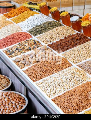 Un colpo verticale di un mercato con mucchi di noci e frutta secca Foto Stock