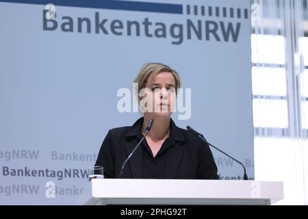 Duesseldorf, Germania. 28th Mar, 2023. Mona Neubaur, ministro dell'Economia della Renania settentrionale-Vestfalia, si rivolge agli ospiti dell'NRW Bankentag. La NRW Bankentag è un'azienda della NRW. Credit: David Young/dpa/Alamy Live News Foto Stock