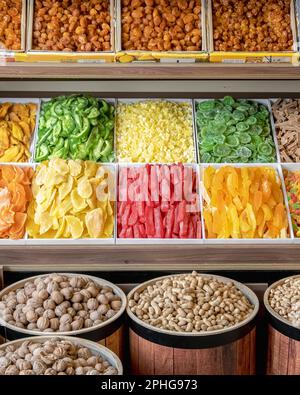 Un colpo verticale di un mercato con mucchi di noci e frutta secca Foto Stock