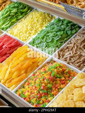 Una foto verticale di un mercato con una varietà di frutta secca colorata Foto Stock