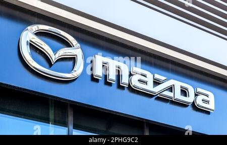 Samara, Russia - 18 giugno 2022: Firma ufficiale della concessionaria di Mazda. Mazda Motor Corporation è una casa automobilistica giapponese Foto Stock