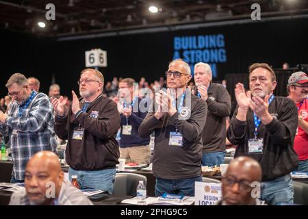 Detroit, Michigan - con il presidente neoeletto Shawn Fain che presiede, il sindacato dei lavoratori dell'automobile Unito tiene una convenzione di contrattazione per fissare le priorità f Foto Stock