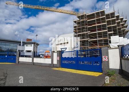 I ponteggi coprono lo scafo n. 802, in costruzione per i traghetti CalMac presso Ferguson Marine Ltd, cantiere navale, Port Glasgow, Inverclyde, Scozia, Regno Unito Foto Stock