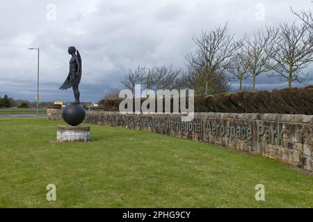 Scultura Monkton Icarus di Andy Scott all'ingresso del Prestwick International Aerospace Park, Prestwick, South Ayrshire, Scotland, UK Foto Stock