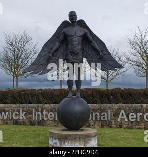 Scultura Monkton Icarus di Andy Scott all'ingresso del Prestwick International Aerospace Park, Prestwick, South Ayrshire, Scotland, UK Foto Stock