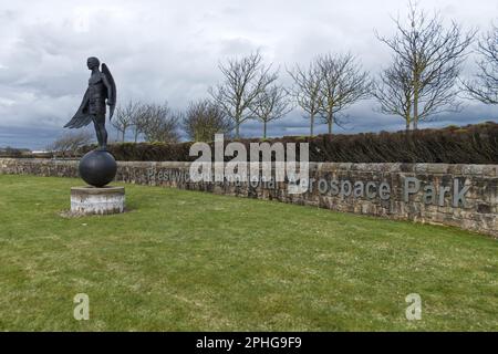 Scultura Monkton Icarus di Andy Scott all'ingresso del Prestwick International Aerospace Park, Prestwick, South Ayrshire, Scotland, UK Foto Stock