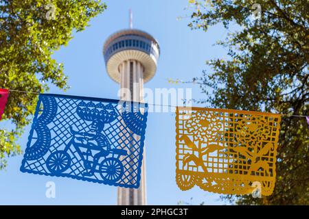 Picado blu e giallo al giorno dei morti a San Antonio, Texas, con la Torre delle Americhe sullo sfondo Foto Stock