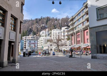 Vista di St. Moritz, la famosa località turistica per gli sport invernali e i negozi di lusso. Svizzera. Foto Stock