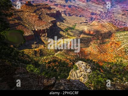 Vista panoramica. Guardando verso il Grand Canyon, Arizona USA, su un fiume che corre lungo il lato - vista panromantica Foto Stock