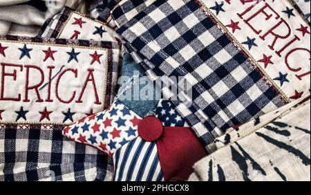 Rustico sfondo patriottico americano casalinga con decorazioni e tovaglioli da tè in rosso bianco e blu plaid e stelle Foto Stock