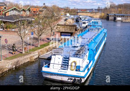 Plau am See, Germania. 28th Mar, 2023. Le navi passeggeri sono ormeggiate nel porto dell'Elde al largo del lago Plaue, in attesa dell'inizio della prossima stagione. Il numero di ospiti che arrivano e pernottano nel Distretto dei Laghi di Meclemburgo è aumentato nuovamente nel 2022, ma non ha ancora raggiunto il livello pre-Corona. Credit: Jens Büttner/dpa/ZB/dpa/Alamy Live News Foto Stock