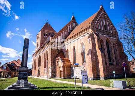 Plau am See, Germania. 28th Mar, 2023. Vista della chiesa parrocchiale di Santa Maria. Le città e i villaggi del distretto dei laghi del Meclemburgo si stanno preparando per l'inizio della stagione delle vacanze a Pasqua. Il numero di ospiti che arrivano e pernottano nel Distretto dei Laghi di Meclemburgo è aumentato di nuovo nel 2022, ma non è ancora tornato ai livelli pre-Corona. Credit: Jens Büttner/dpa/ZB/dpa/Alamy Live News Foto Stock