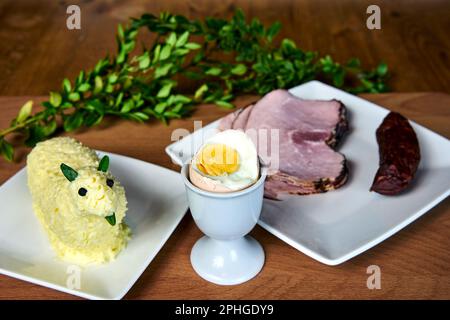 Piatti tradizionali per la prima colazione di Pasqua e agnello al burro su tavolo di legno in Polonia Foto Stock